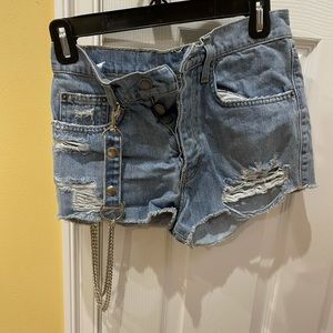 LF/CARMAR SHORTS WITH DETACHABLE CHAIN